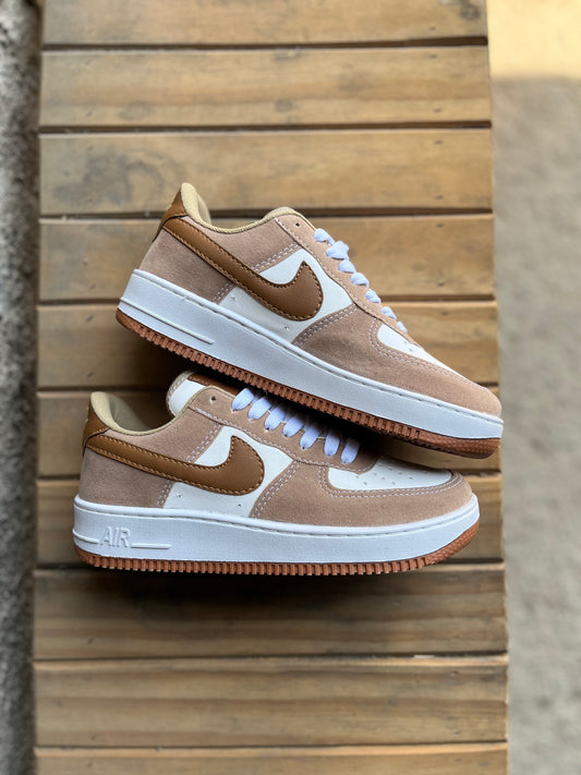 Nike Air Force 1 Camurça - Caramelo
