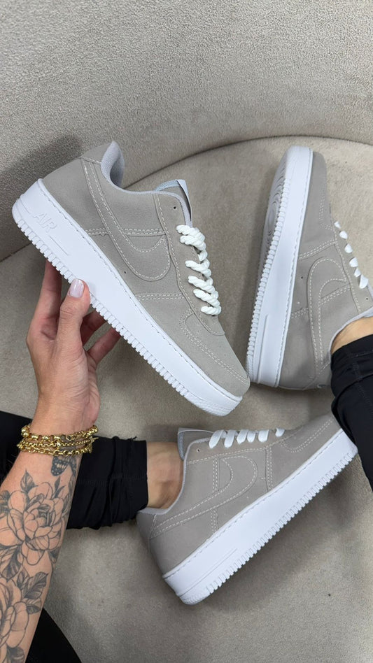 Nike Air Force 1 em Camurça – Cinza